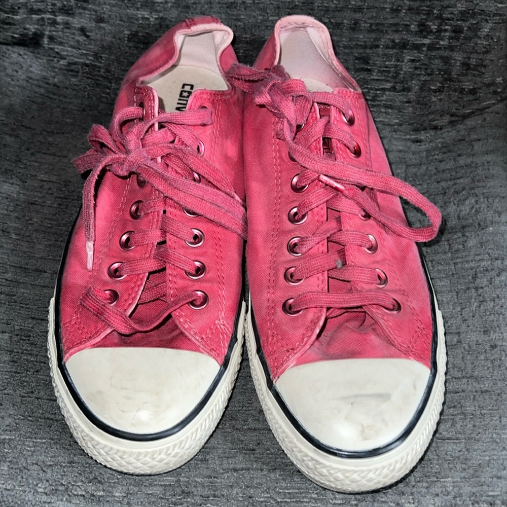 Red low top converse
